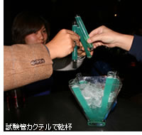 ���C�g�A�b�v���ꂽ�O����E��ɁA����ɒ����w�r���Q��ՂށB